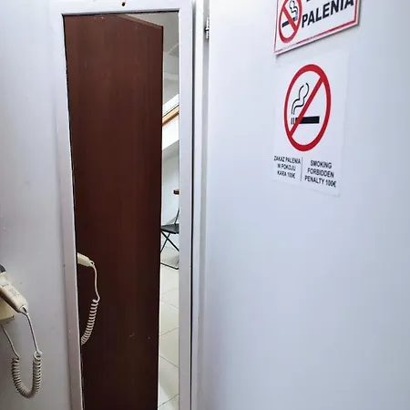 Hostel Hoza And Warschau