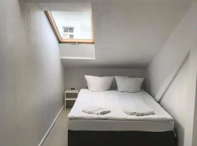 Hostel Hoza And Warszawa