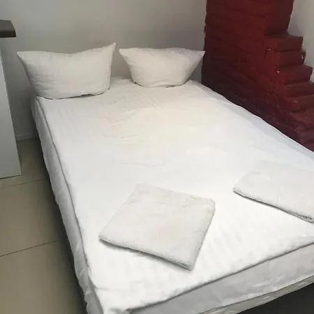 Hoza And بيت شباب وارسو